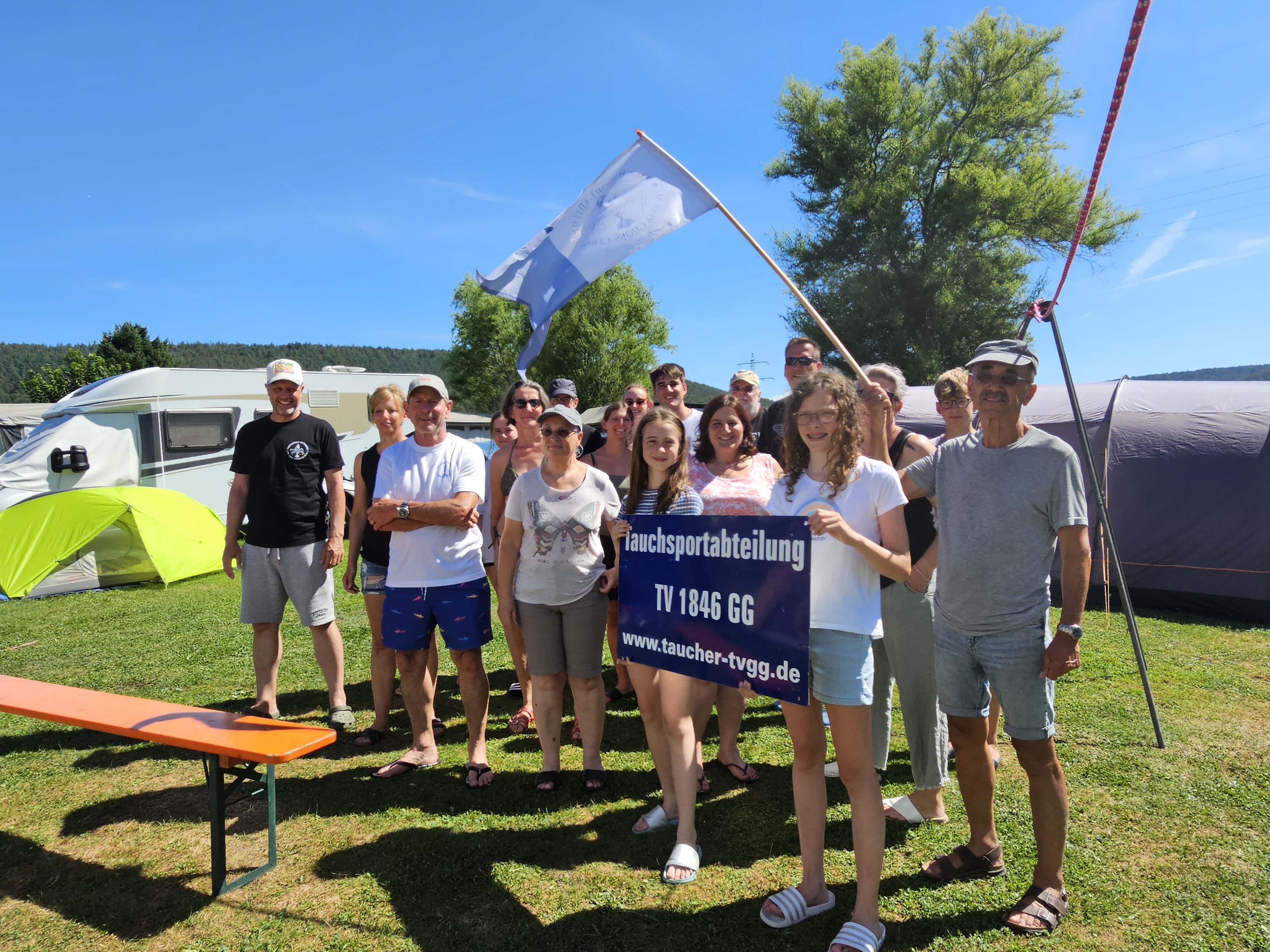 Gruppenfoto mit Vereinsschild